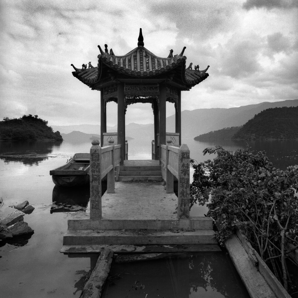 Traditioneller chinesischer Pavillon am Seeufer in Yunnan, China, 1993. Schwarzweiß-Fotografie mit Mamiya 6 Mittelformat-Kamera auf Ilford HP5 von J.F. Lindemann