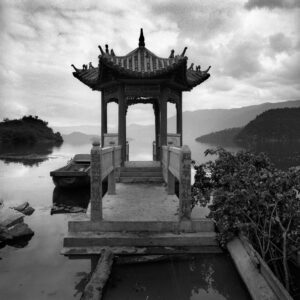 Traditioneller chinesischer Pavillon am Seeufer in Yunnan, am Lugu Lake China, 1993. Schwarzweiß-Fotografie mit Mamiya 6 Mittelformat-Kamera auf Ilford HP5 von J.F. Lindemann