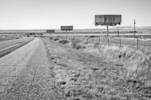 Schwarz-Weiß-Fotografie mehrerer verwitterter Billboards am Highway in den USA, einsam in weiter Landschaft – Teil der Serie Billboards von J.F. Lindemann, Leica M und Summicron 28mm ASPH