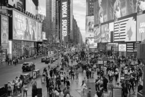 „New York, Times Square, Menschenmenge und Leuchtreklamen, Schwarzweißfotografie, Serie BILLBOARD von J.F. Lindemann, Leica M“