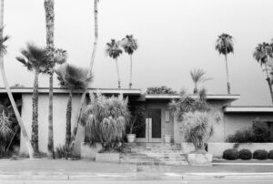 Mid-Century-Modern Wohnhaus mit Palmen in Palm Springs, fotografiert von J.F. Lindemann mit Leica M6 und dem Summicron 35mm
