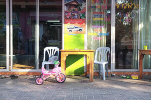 Straßenszene in Thailand mit rosa Kinderdreirad vor Ladenfront – Fotografie von J.F. Lindemann mit Leica M und Summicron 28mm ASPH.