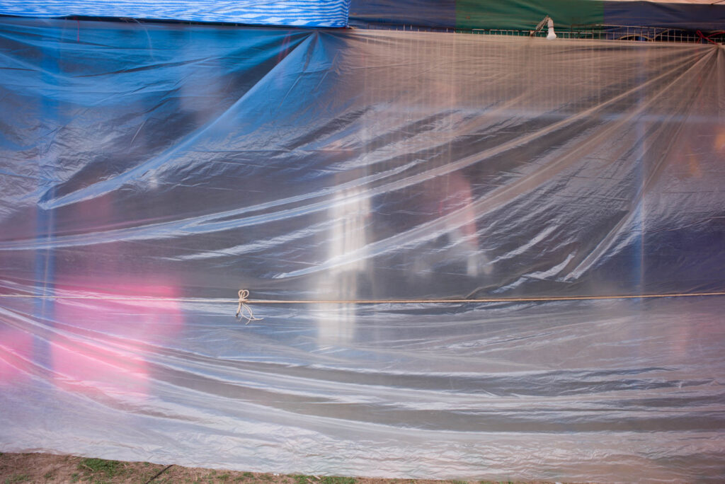 Durchsichtige Plastikplane mit Lichtreflexen in Thailand – Fotografie aus der Serie FERMÉ-29 von J.F. Lindemann mit Leica M und Summicron 28mm ASPH