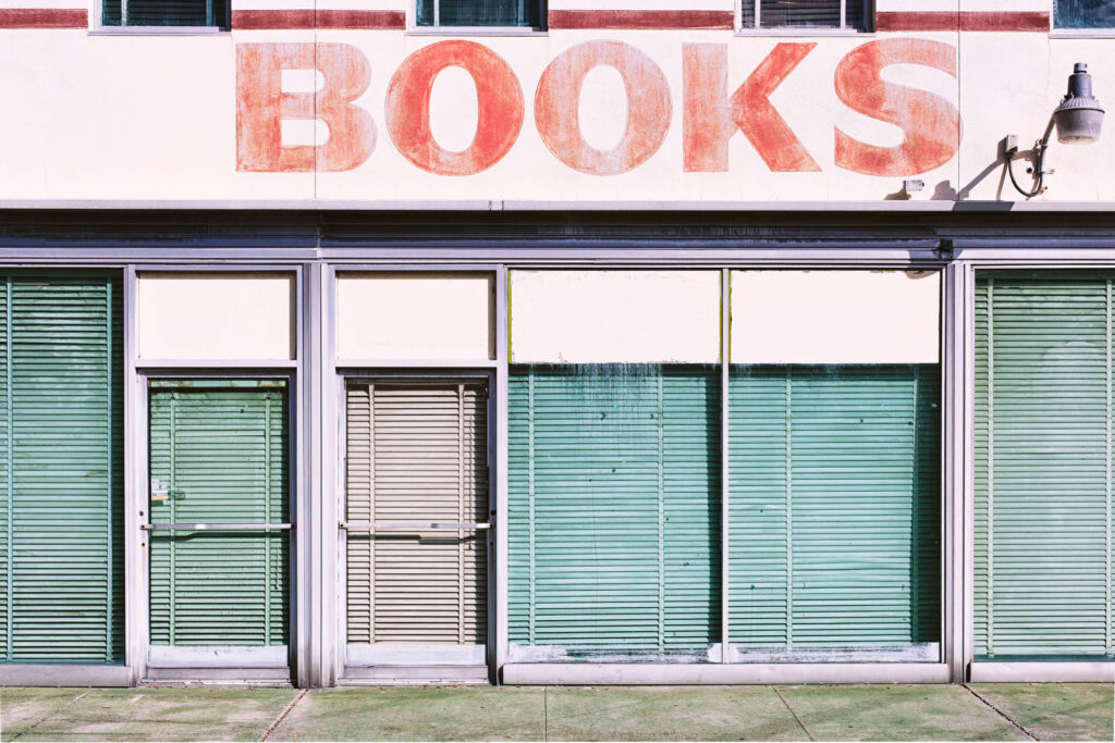 Geschlossene Buchhandlung mit verblichenem Schriftzug BOOKS in Florida – Fotografie aus der Serie FERMÉ von J.F. Lindemann mit Leica M und Summicron 28mm ASPH
