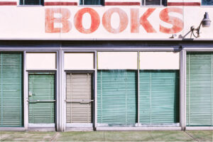 Geschlossene Buchhandlung mit verblichenem Schriftzug BOOKS in Florida – Fotografie aus der Serie FERMÉ von J.F. Lindemann mit Leica M und Summicron 28mm ASPH