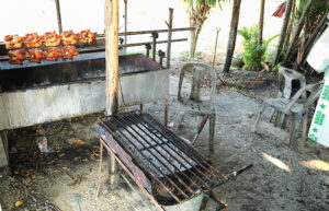Grill mit Hähnchen und Plastikstühlen in Pattaya, Thailand – Straßenfotografie von J.F. Lindemann mit Leica M und Summicron 28mm ASP
