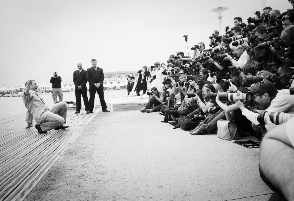 Jean-Claude van Damme posiert in Cannes vor einer großen Gruppe von Fotografen, aufgenommen mit Leica M6 und Summicron 35mm f/2.0 ASPH von J.F. Lindemann