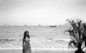 Elizabeth Hurley am Strand von Cannes während der Filmfestspiele, fotografiert mit Leica M6 und dem Summicron 35mm von J.F. Lindemann