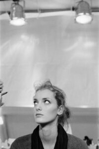 Ein Model im Backstage der Pariser Modeschauen.Fotografiert von J.F. Lindemann mit Leica M6 in S/W.