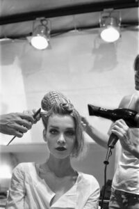 Ein Model im Backstage der Pariser Modeschauen.Fotografiert von J.F. Lindemann mit Leica M6 in S/W.