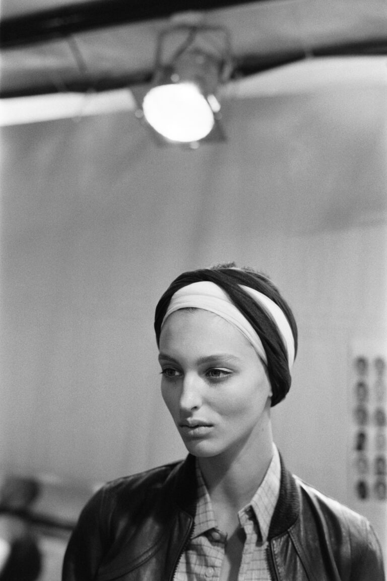 Haute Couture Show im Grand Palais in Paris. Model präsentiert CHANEL Kreation auf dem Laufsteg. Fotografiert von J.F. Lindemann.