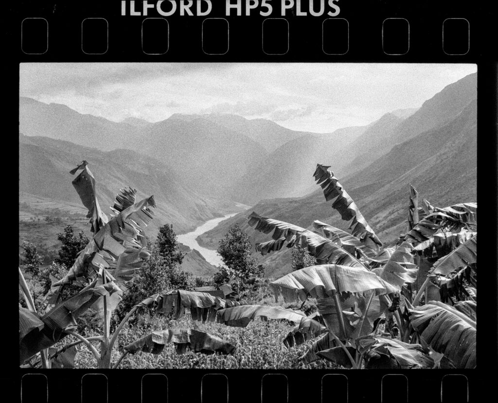 Flusslandschaft in China, 1995, Schwarzweiß-Fotografie auf Ilford HP5 Plus, aufgenommen mit Leica M6 und Summicron 35mm von J.F. Lindemann