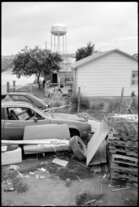 Wohnhaus mit alten Autos und Gerümpel im Hof, Pine Ridge Reservat, South Dakota, Schwarzweiß-Fotografie mit Leica M6 und dem Summicron 35mm von J.F. Lindemann, 1994