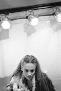 Ein Model im Backstage der Pariser Modeschauen.Fotografiert von J.F. Lindemann mit Leica M6 in S/W.