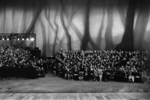 Publikum einer Modenschau in Paris, 1990er Jahre, Schwarzweiß-Fotografie mit Leica M6 und Summicron 35mm von J.F. Lindemann