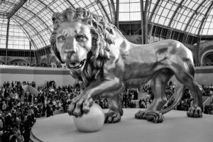 Löwen-Skulptur auf dem Laufsteg bei der CHANEL Haute Couture Modenschau in Paris, Grand Palais. Foto: J.F.Lindemann
