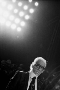 Karl Lagerfeld im Scheinwerferlicht – Schwarz-Weiß Fotografie von J.F. Lindemann mit Leica M6 und 35mm Summicron asph.