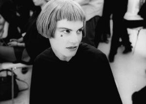 Model mit Chanel-Logo auf der Wange, Backstage bei der Paris Fashion Week – Fotografie von J.F. Lindemann mit Leica M6 und Summicron 35mm asph.