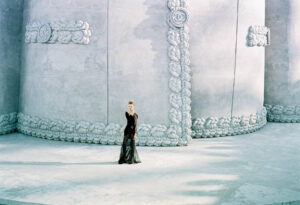 Model auf dem Laufsteg bei der CHANEL Modenschau in Paris – Fotografie von J.F. Lindemann mit Leica M6 und Summicron 35mm