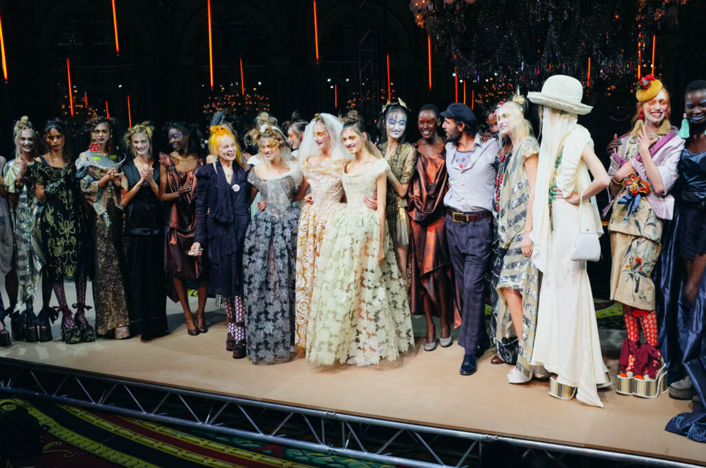 Vivienne Westwood beim Defilee mit Models auf der Pariser Fashion Show – Haute Couture Finale, Fotografie von J.F. Lindemann