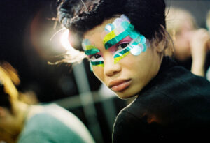 Backstage-Porträt eines Models mit auffälligem Make-up bei der Paris Fashion Week – Fotografie von J.F. Lindemann mit Leica M6 und Summicron 35mm