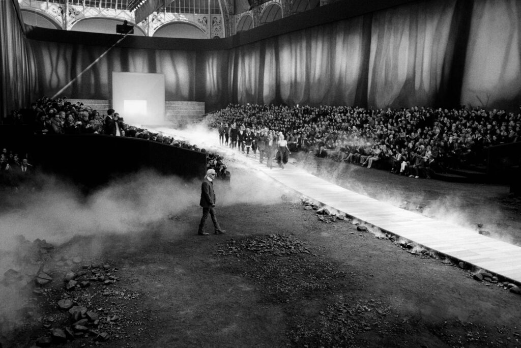 CHANEL Defilee in Paris mit Karl Lagerfeld– Schwarz-Weiß, Modenschau im Grand Palais © J.F. Lindemann