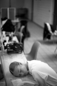 Model backstage schläft am Schminktisch, Paris Fashion Week – Fotografie mit Leica M6 und 35mm Summicron von J.F. Lindemann
