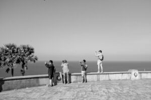 Vier Menschen fotografieren mit Smartphones am Meer in Phuket, Thailand, Schwarzweißaufnahme mit Leica M und Summicron 28mm f/2.0 ASPH von J.F. Lindemann