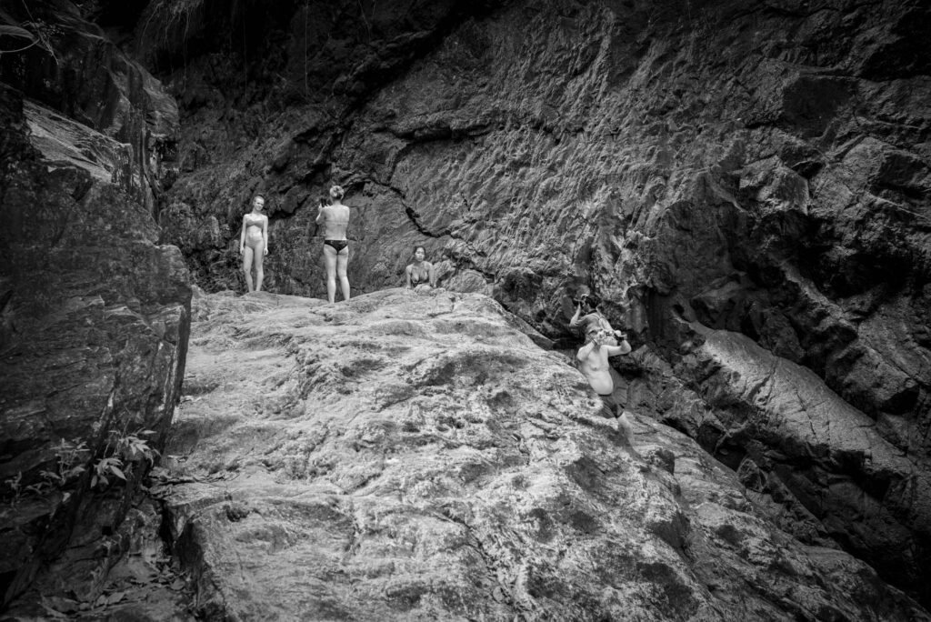 Fotografen und Badegäste in einer felsigen Landschaft in Thailand, Schwarzweißfotografie aufgenommen mit Leica M und 28mm Summicron f/2.0 ASPH von J.F. Lindemann