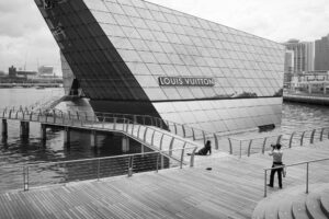 Fotograf vor dem Louis Vuitton Gebäude in Singapur. Schwarzweißfotografie von J.F. Lindemann, Leica M mit Summicron 28mm f/2.0 ASPH.