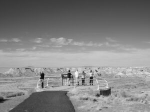Besucher auf einer Aussichtsplattform im Petrified Forest Nationalpark, Arizona. Schwarzweißaufnahme mit Leica M und Summicron 28mm f/2.0 ASPH von J.F. Lindemann.