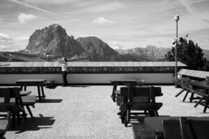 Frau macht Selfie Dolomiten in Österreich, Schwarzweißfotografie aufgenommen mit Leica M und Summicron 28mm f/2.0 ASPH von J.F. Lindemann