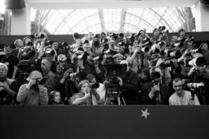 Gruppe von Pressefotografen mit Kameras während einer Veranstaltung in Paris, aufgenommen mit Leica M6 und Summicron 35mm f/2.0 ASPH von J.F. Lindemann
