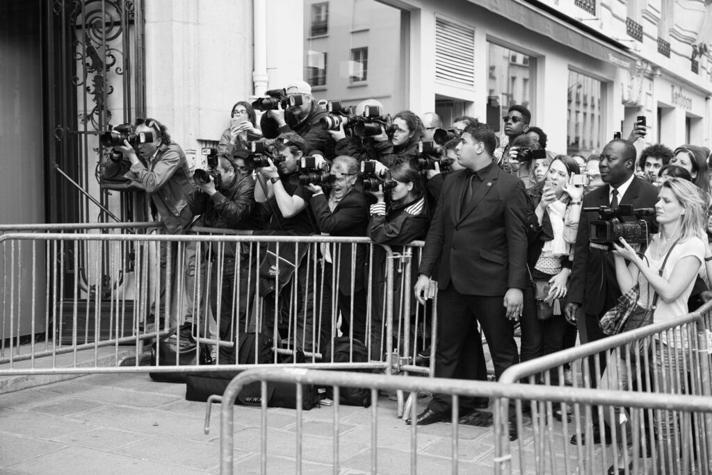 Pressefotografen und Kamerateams vor einem Gebäude von Jean Paul Gaultier in der Rue Saint-Martin, Paris. Schwarzweißaufnahme mit Leica M und Summicron 28mm f/2.0 ASPH von J.F. Lindemann.