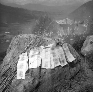 Gebetszettel auf einem Felsen in Yunnan, für das Ganmoo Fest China, 1993. Schwarzweiß-Fotografie mit Mamiya 6 Mittelformat-Kamera auf Kodak T-Max 100 von J.F. Lindemann