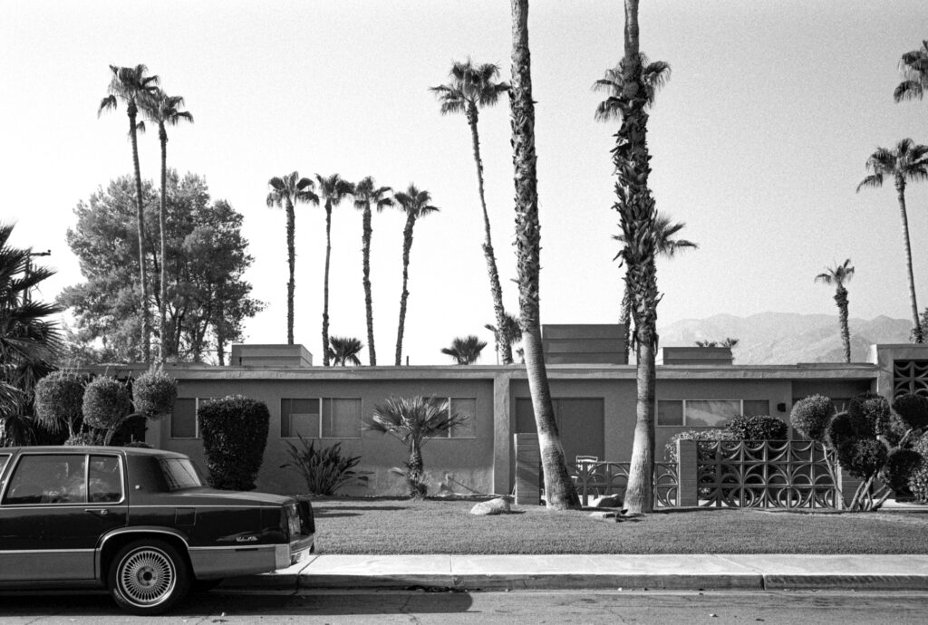 Mid-Century-Modern Architektur mit Palmen und geparktem Cadillac in Palm Springs, fotografiert von J.F. Lindemann mit Leica M6 und dem Summicron 35mm