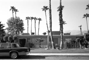 Mid-Century-Modern Architektur mit Palmen und geparktem Cadillac in Palm Springs, fotografiert von J.F. Lindemann mit Leica M6 und dem Summicron 35mm