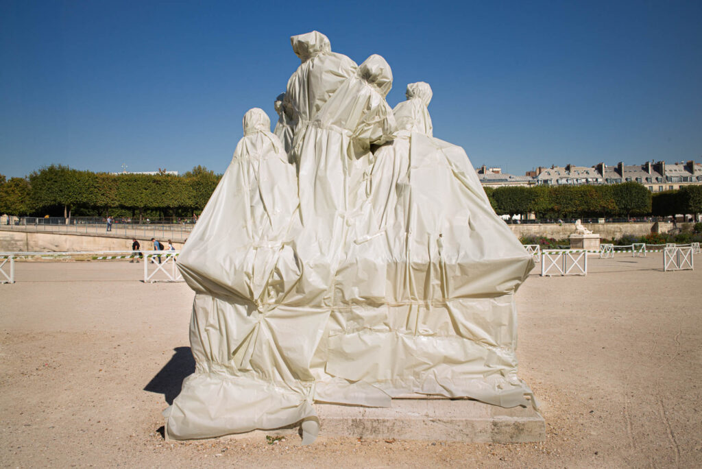 Verhüllte Skulptur im Jardin des Tuileries in Paris, eingehüllt in helle Schutzfolie; Fotografie von J.F. Lindemann mit Leica M und Summicron 28mm f/2.0 ASPH