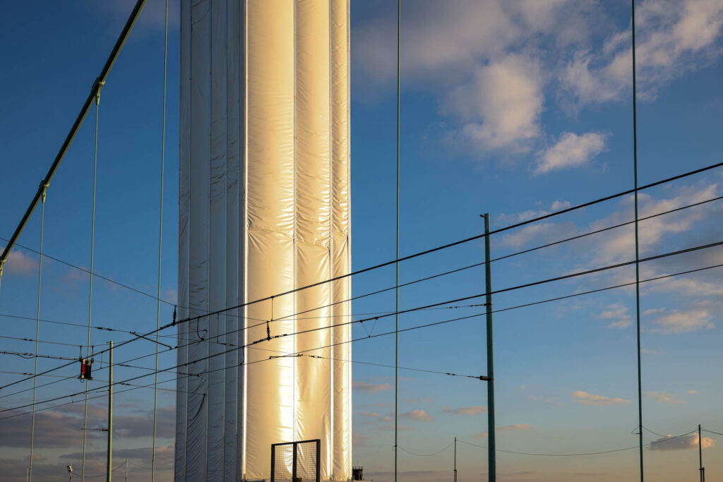 Verhüllte Säule in goldenem Licht mit Stromleitungen im Vordergrund, Serie WRAPPED von J.F. Lindemann, aufgenommen mit Leica M und Summicron-M 28mm f/2.0 ASPH