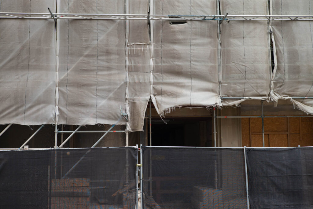 Baustelle mit verhülltem Gerüst und Planen · urbane Street Photography · Serie WRAPPED von J.F. Lindemann · Leica M mit Summicron-M 28mm f/2.0 ASPH