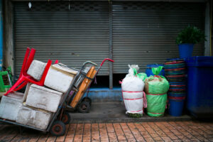 Straßenszene mit gestapelten Styroporboxen, roten Plastikstühlen und farbig verpackten Säcken vor geschlossenem Laden · Fotoprojekt WRAPPED von J.F. Lindemann · Leica M mit Summicron-M 28mm f/2.0 ASPH