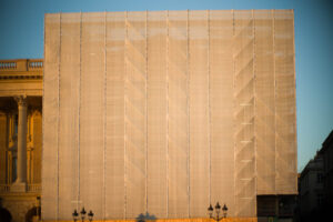 Fassade eines Gebäudes in Paris, vollständig in Bauplane verhüllt, mit warmem Abendlicht; Fotografie von J.F. Lindemann mit Leica M und Summicron 28mm f/2.0 ASPH, Serie WRAPPED