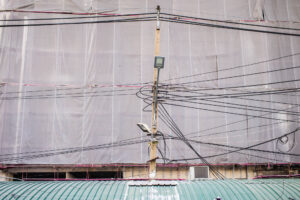 Verhüllte Fassade mit Stromleitungen in Bangkok, Serie WRAPPED von J.F. Lindemann, aufgenommen mit Leica M und Summicron-M 28mm f/2.0 ASPH