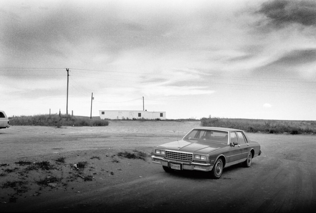 Parkplatzszene mit Auto im Pine Ridge Reservat, South Dakota, fotografiert von J.F. Lindemann, 1994 mit Leica M6 und dem Summicron 35mm