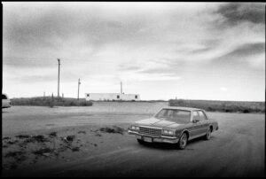 verlassener Chevrolet im Pine Ridge Reservat South Dakota. Einsamer Wagen sehr stimmungsvoll in Szene gesetzt. foto mit Leica M6 in schwarz weiß