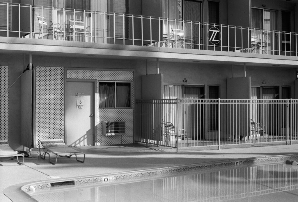 Schwarzweiß-Fotografie eines Motels mit Swimmingpool und Balkonen in Palm Springs, fotografiert von J.F. Lindemann mit Leica M6 und dem Summicron 35mm