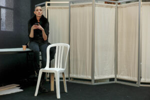 Porträt einer jungen Frau mit Smartphone hinter den Kulissen in Paris – Fotografie von J.F. Lindemann mit Leica M und Summicron 28mm ASPH