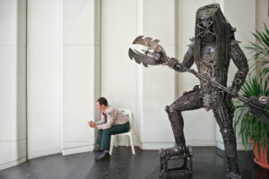 Wachmann auf Plastikstuhl neben monumentaler Metallkskulptur in Ko Chang, Thailand – Fotografie von J.F. Lindemann mit Leica M und Summicron 28mm ASPH