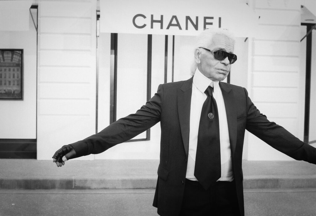 Karl Lagerfeld im Grand Palais vor einer Chanel Show. Foto J.F.Lindemann mit Leica M6 und Summicron 35mm