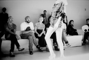 Vivienne Westwood während einer Probe in Paris vor ihrer Show. Foto J.F.Lindemann mit Leica M6 und Summicron 35mm, Teil der Serie „Paris Fashion“.